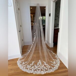 Elegant White Lace Bridal Veil